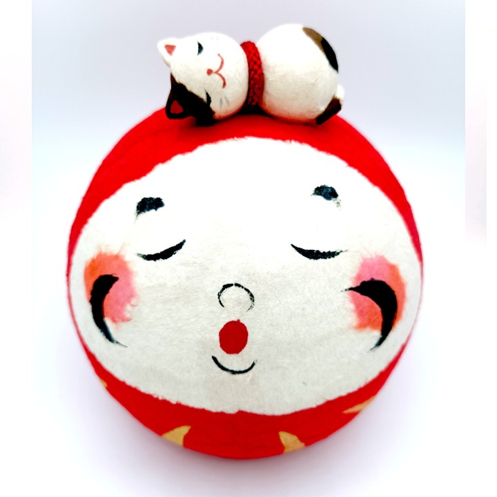 Daruma con maneki neko in carta Washi